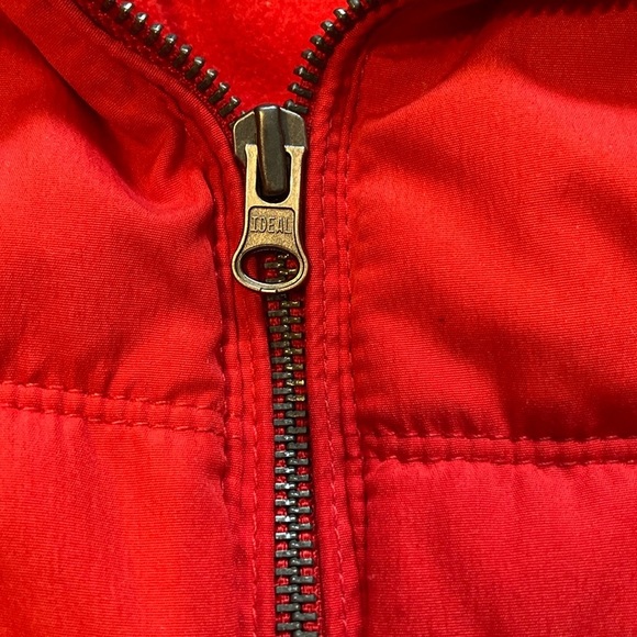 Old Navy women’s Red Puffer Vest with fleece lining. - Picture 4 of 7